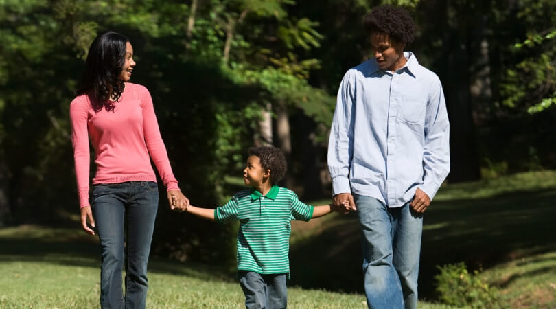 Pais e filho andando de mãos dadas